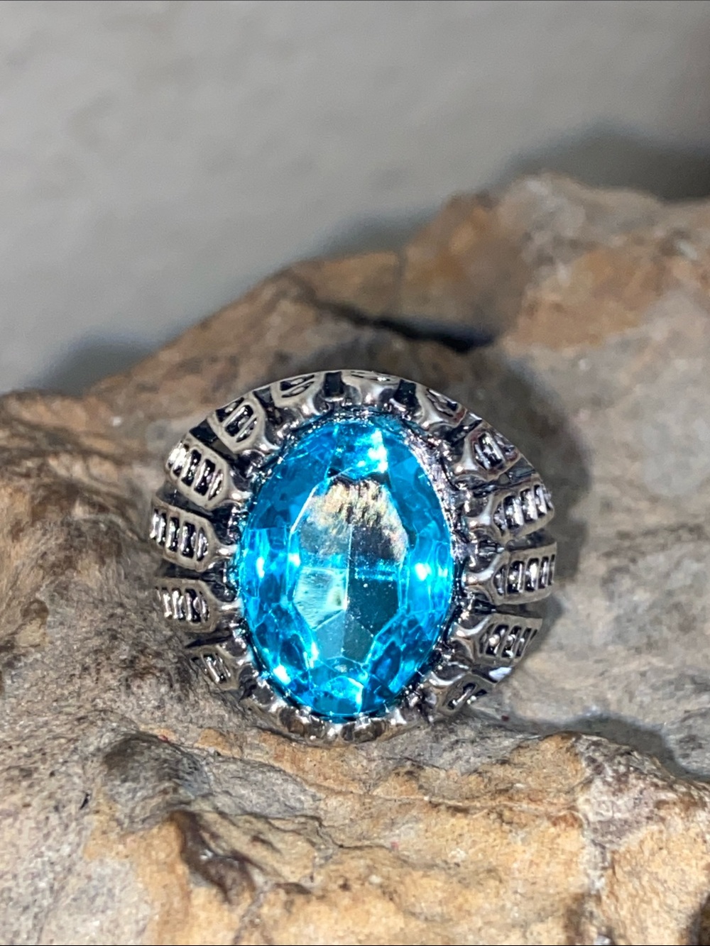 5/$10❤️❤️❤️NEW Faceted Acrylic Aqua Fancy Ring